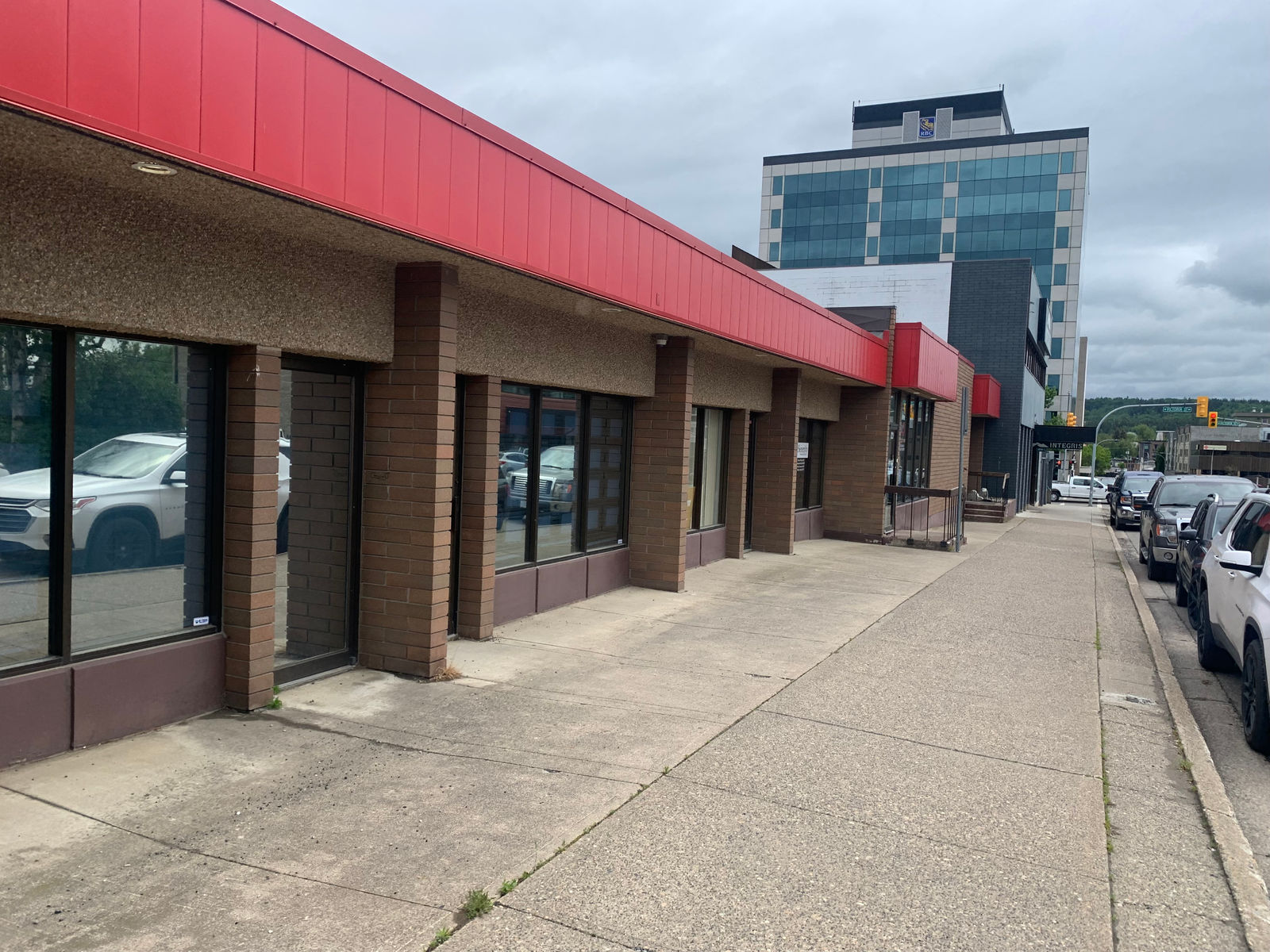 9,000 sq ft Plaza
